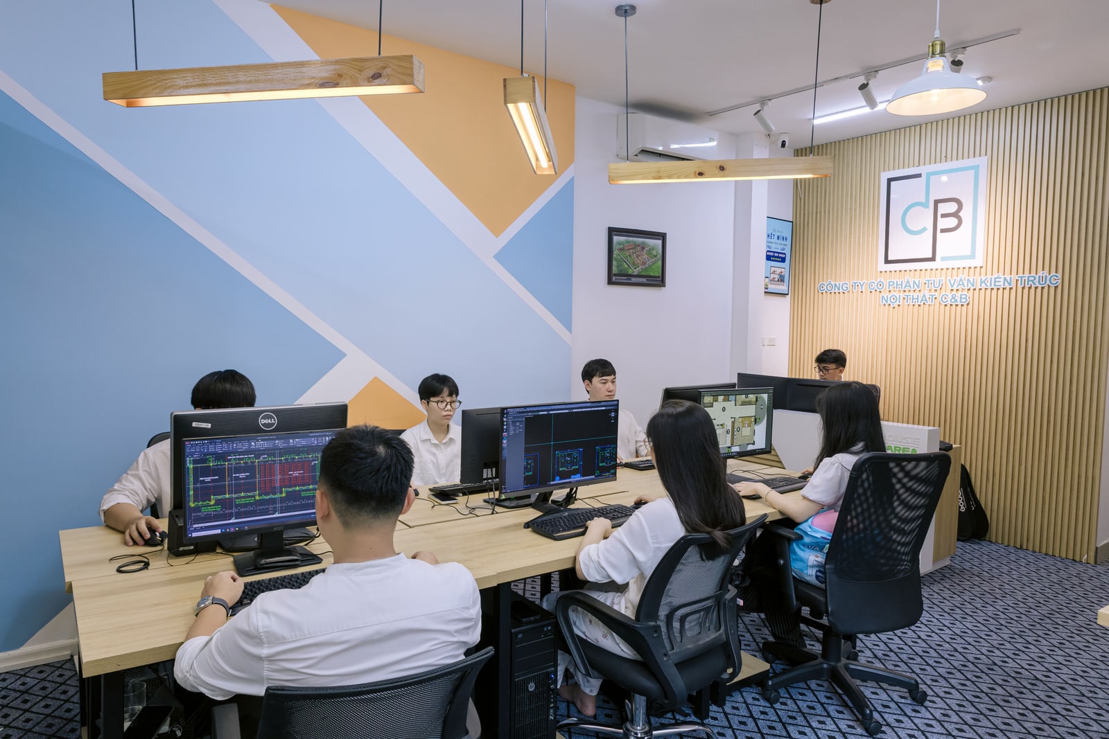 Kiến trúc sư và nhà thiết kế C&B làm việc tại văn phòng