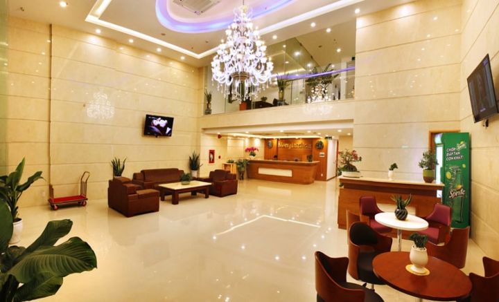 Ảnh sảnh với khu ngồi chờ, cầu thang và khoảng thông tầng có đèn trang trí